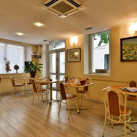 Appia Hotel 2*